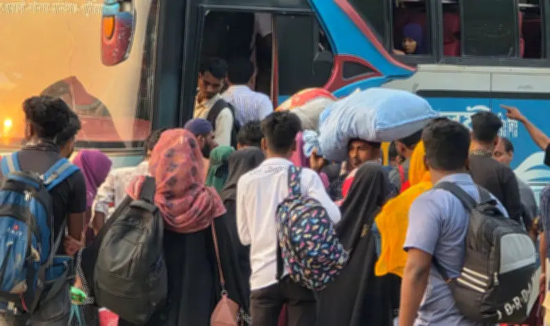 ঈদ শেষে পাটুরিয়া ঘাটে যাত্রী চাপ, বাসভাড়া দ্বিগুণের অভিযোগ