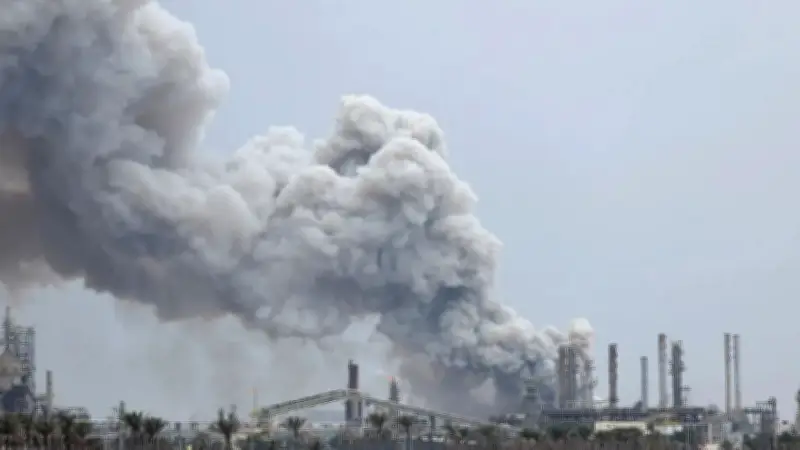 বিমান হামলায় ইরানের ইস্পাত কারখানা ও ইসরায়েলে আহত ২৬১, বৈশ্বিক অর্থনীতিতে প্রভাবের শঙ্কা