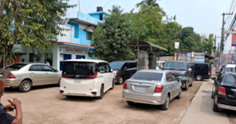 রংপুরে তীব্র জ্বালানি সংকটে ৫০-এর বেশি পেট্রোল পাম্প বন্ধ, যানবাহন অচল