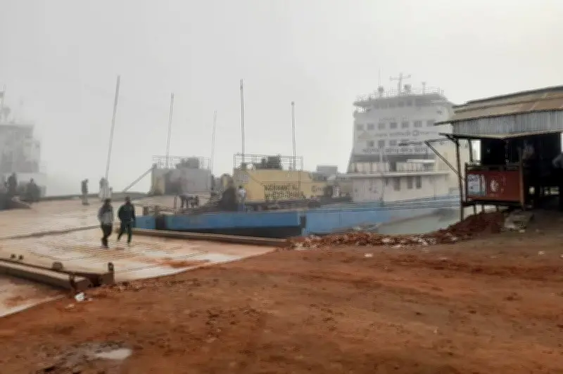 ঝোড়ো বাতাসে দৌলতদিয়া-পাটুরিয়ায় প্রায় ৪ ঘণ্টা ফেরি চলাচল বন্ধ, সকালে স্বাভাবিক