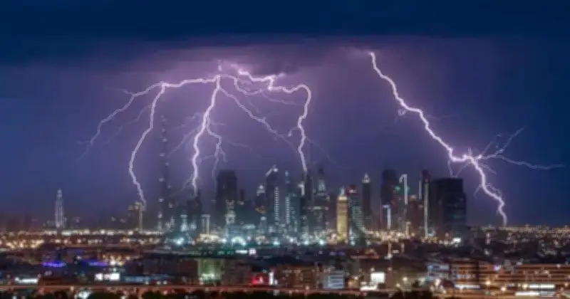 দুবাইয়ের বুর্জ খলিফায় বজ্রপাত, উন্নত প্রকৌশলে অক্ষত রয়েছে বিশ্বের সর্বোচ্চ ভবন