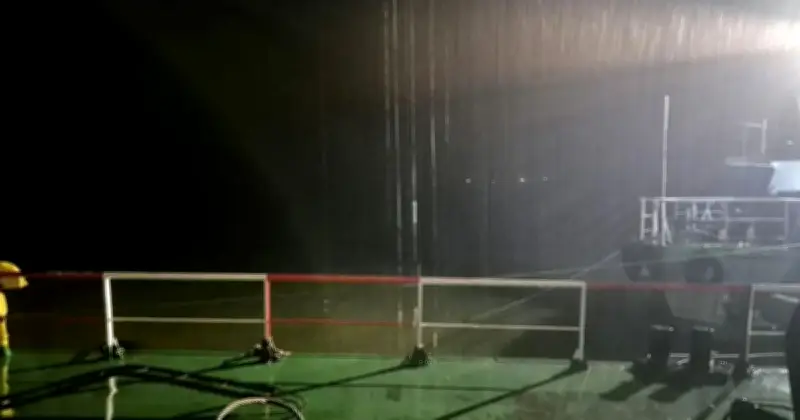 কালবৈশাখীর পর পুনরায় চালু হলো দৌলতদিয়া-পাটুরিয়া ফেরি চলাচল