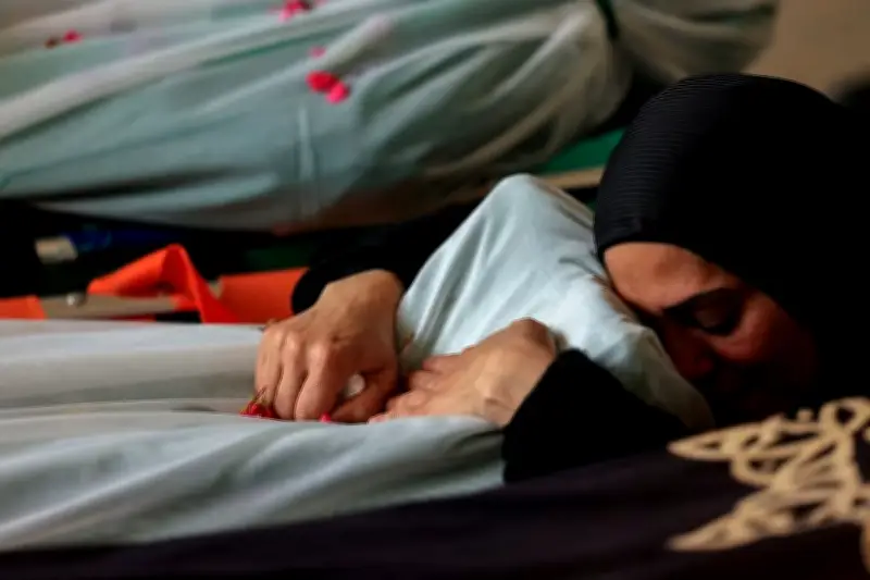 মধ্যপ্রাচ্যে যুদ্ধের ছোবলে হাজারো প্রাণহানি, চিকিৎসাকর্মীদের হৃদয়বিদারক অভিজ্ঞতা