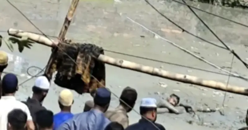 ছিনতাইকারীর ডোবায় আটকে পড়ার পর পাঁচ ঘণ্টা পর উদ্ধার ও গ্রেপ্তার