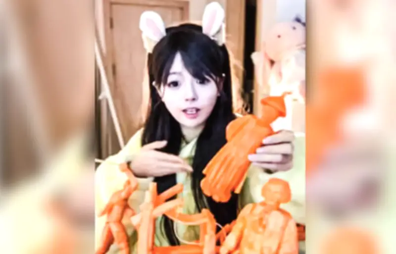 দাঁত দিয়ে গাজরে নিখুঁত শিল্পকর্ম: চীনের তরুণী চেন কিনের অসাধারণ প্রতিভা