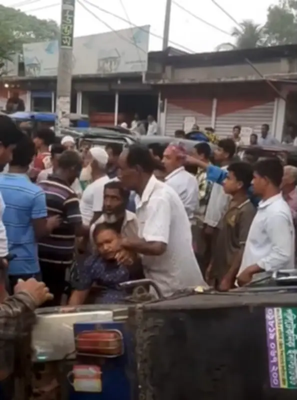 চট্টগ্রামের পটিয়ায় বাসের ধাক্কায় তিন যানবাহন বিধ্বস্ত, আহত তিন চালক