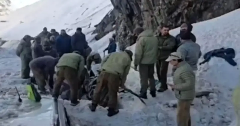 জম্মু-কাশ্মিরে তুষারধসে ৭ জনের মৃত্যু, জোজিলা পাসে উদ্ধার তৎপরতা চলছে