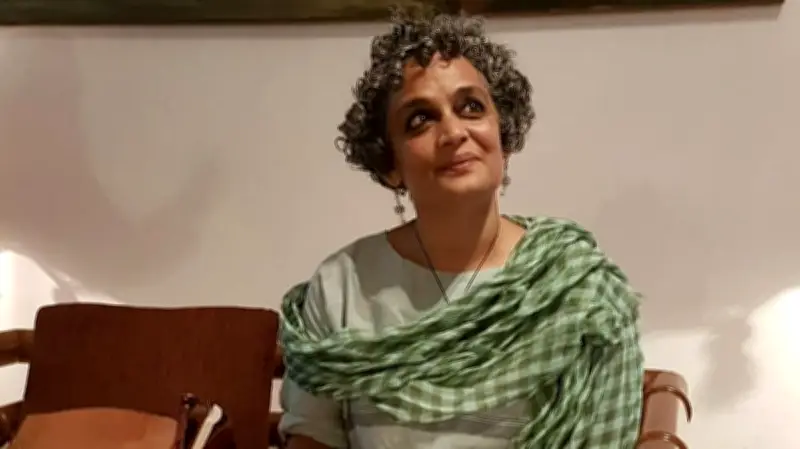 অরুন্ধতী রায়ের তীব্র নিন্দা: ইরান হামলা ও ভারতের 'মেরুদণ্ডহীন' অবস্থানের সমালোচনা