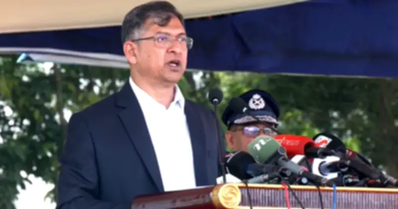 পুলিশের বর্তমান পোশাকে অসন্তুষ্টি, নতুন পোশাকের প্রতিশ্রুতি স্বরাষ্ট্রমন্ত্রীর