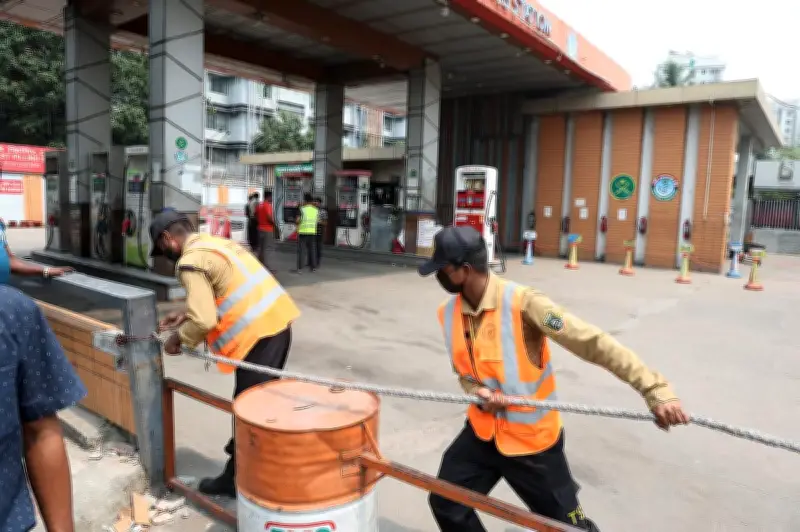 জ্বালানি সংকটে ৯ জেলার ১৯ ডিপোতে বিজিবি মোতায়েন, মজুতদারি রোধে কঠোর তৎপরতা