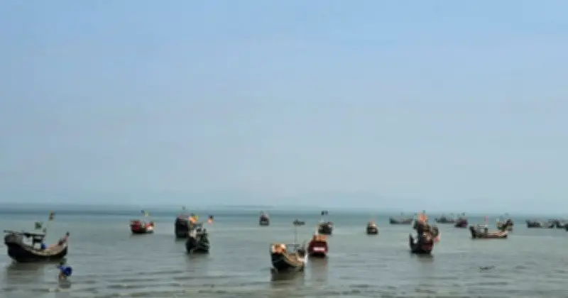 আবারও নাফ নদীর মোহনায় আরাকান আর্মির হাতে ১৩ জেলে ও তিনটি ট্রলার আটক