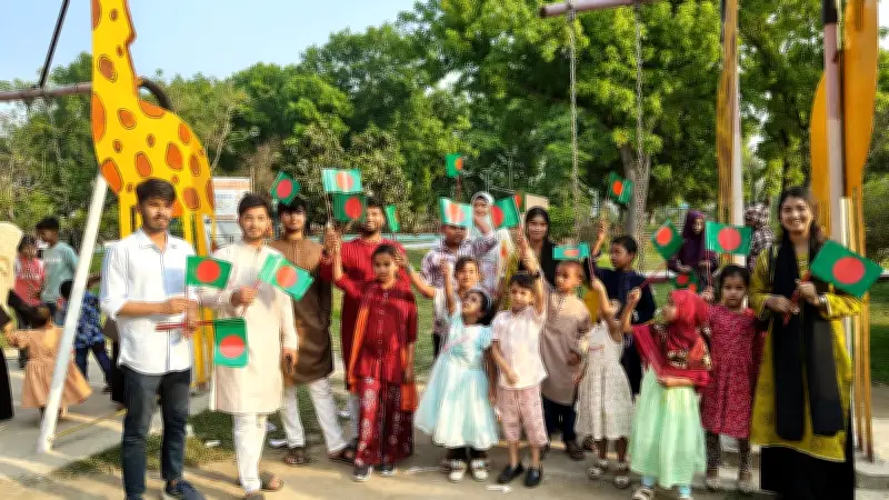 দিনাজপুরে বন্ধুসভার উদ্যোগে শিশু-কিশোরদের মাঝে জাতীয় পতাকা বিতরণ