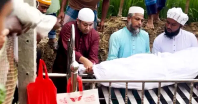 প্রতিমন্ত্রী ইয়াসের খান চৌধুরীর মানবিকতা: প্রটোকল ভেঙে কবরে নেমে মরদেহ দাফনে অংশ