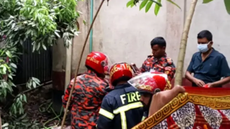 সেফটিক ট্যাংক থেকে বৃদ্ধার মরদেহ উদ্ধার, ঝড়ে বিদ্যুতের লাইন ছিড়ে নারীর মৃত্যু