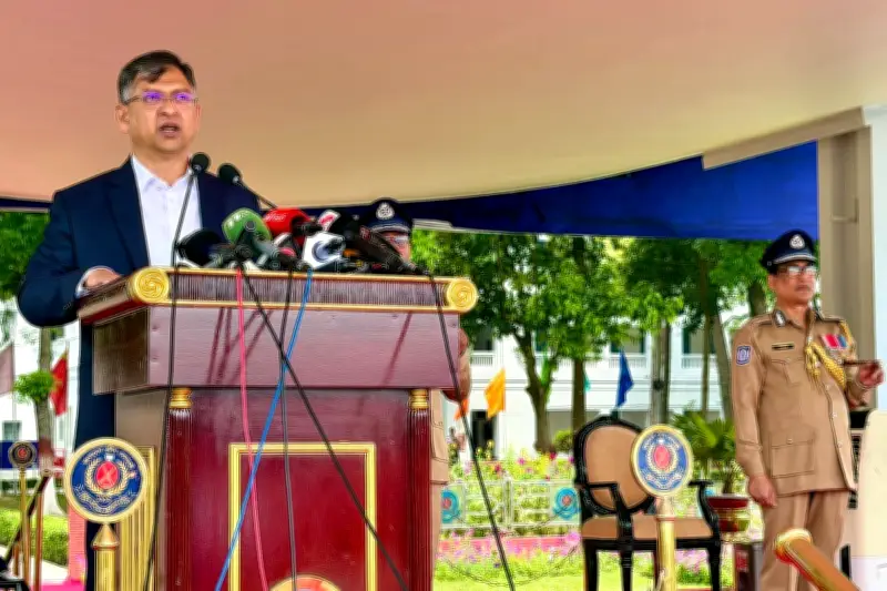 পুলিশের ঐতিহ্যবাহী পোশাক ফিরিয়ে আনার সিদ্ধান্ত নেবে সরকার: স্বরাষ্ট্রমন্ত্রী