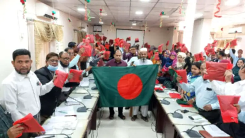 রেলওয়ের গণ্ডি পেরিয়ে মানবিকতার আইডল টিটিই মিঠু: ইসরায়েলি হামলায় পাঁচ প্যারামেডিক নিহত