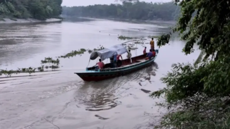 নড়াইলের কালিয়ায় চিত্রা নদীতে নিখোঁজ শিশু আরিয়ার খোঁজে ব্যস্ত স্বজনরা