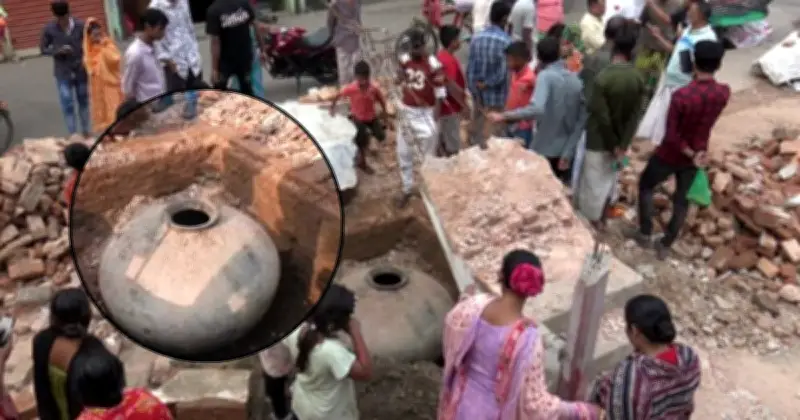 নারায়ণগঞ্জে মাটির নিচ থেকে উদ্ধার শত বছরের পুরনো মটকা, গুপ্তধনের গুজবে চাঞ্চল্য