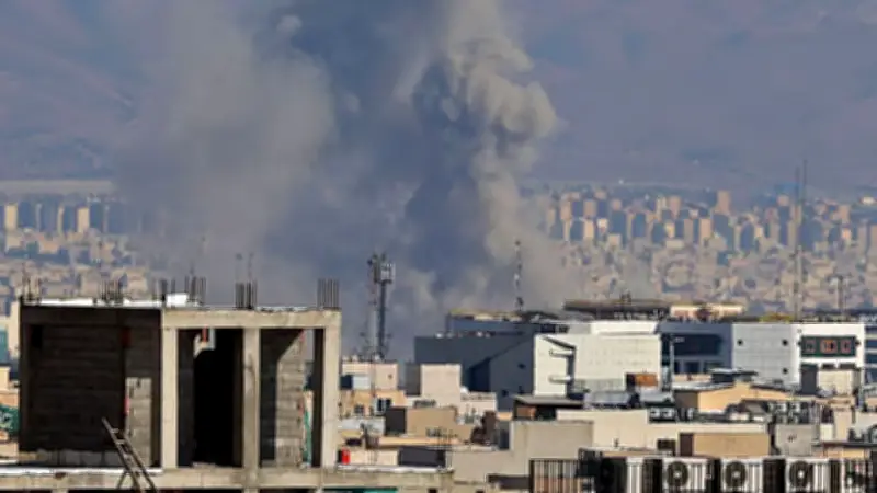 ইসরায়েলি হামলায় ইরানের ইস্পাত উৎপাদন বন্ধ, ইউক্রেন-আরব আমিরাত বৈঠক ও প্রধানমন্ত্রীর সতর্কতা