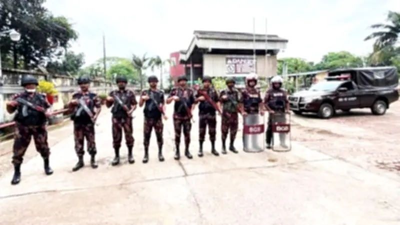 রংপুরে তেলের ডিপোতে বিজিবি মোতায়েন, ডিজিটাল অন্ধকারে ইরান, ওমান উপকূলে মার্কিন জাহাজ টার্গেট