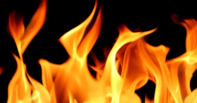 খুলনায় ভয়াবহ অগ্নিকাণ্ড: জামজাম দারোগা বাজারে ৪ দোকান ও ২ গুদাম পুড়ে ছাই