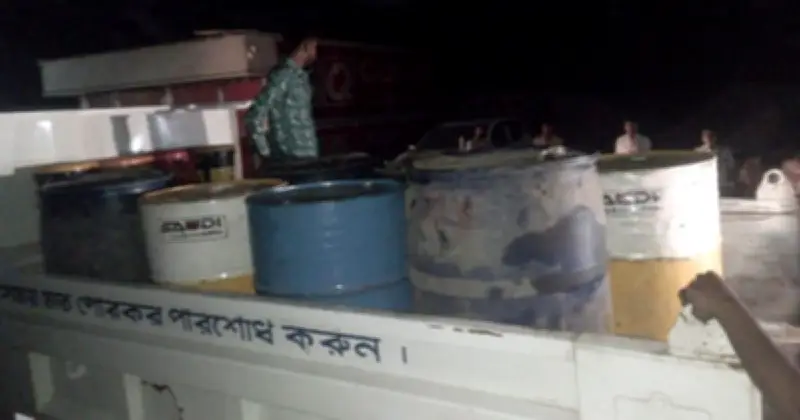 যশোরের মণিরামপুরে অবৈধ জ্বালানি তেল জব্দ: ৭০০ লিটার পেট্রল-ডিজেল উদ্ধার