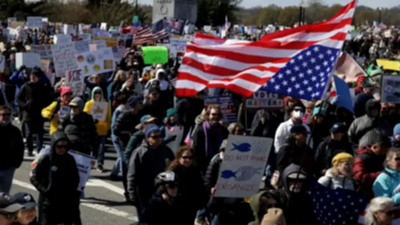 ট্রাম্পবিরোধী বিক্ষোভে উত্তাল যুক্তরাষ্ট্র, হাতিয়ায় বজ্রপাতে কিশোরের মৃত্যু ও নোয়াখালীতে বিদেশি মদসহ গ্রেপ্তার
