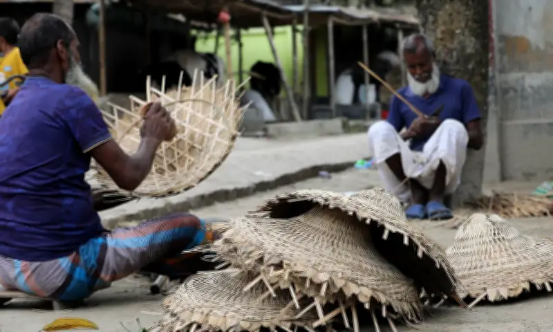 বাঁশের মাথাল তৈরিতে ব্যস্ত কৃষক ও কারিগর, প্রতিটি বিক্রি হবে ১০০ টাকায়