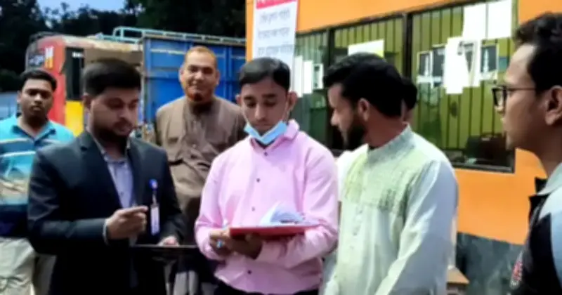 চাঁপাইনবাবগঞ্জে 'তেল নেই' ব্যানার টাঙিয়ে পেট্রোল পাম্পের জরিমানা