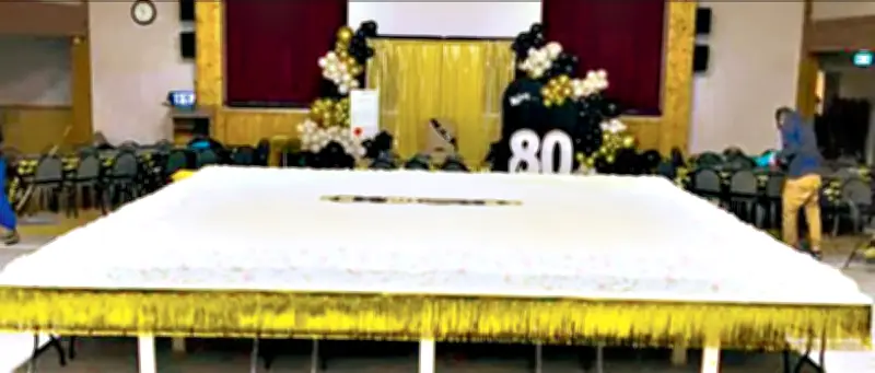 ৮০তম জন্মদিনে ৬ হাজারের বেশি পাউন্ড ওজনের গাজর কেক, বিশ্ব রেকর্ডের অপেক্ষায় কানাডার ক্যাফে মালিক