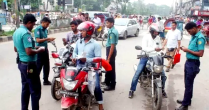 ঢাকায় ট্রাফিক অভিযানে ১২৬৬ মামলা, ডিএমপির কঠোর পদক্ষেপ