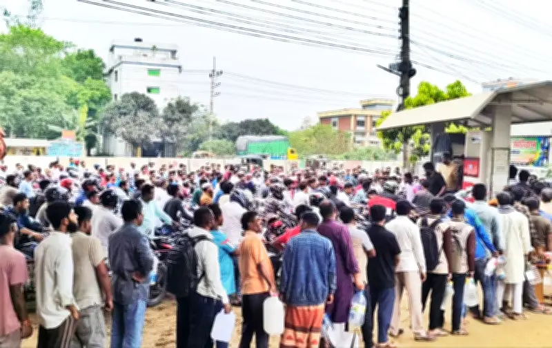 শেরপুরে জ্বালানি তেলের বিশৃঙ্খলা: দীর্ঘ লাইনে অপেক্ষা, মজুত ও প্রশাসনিক ঘাটতি দায়ী