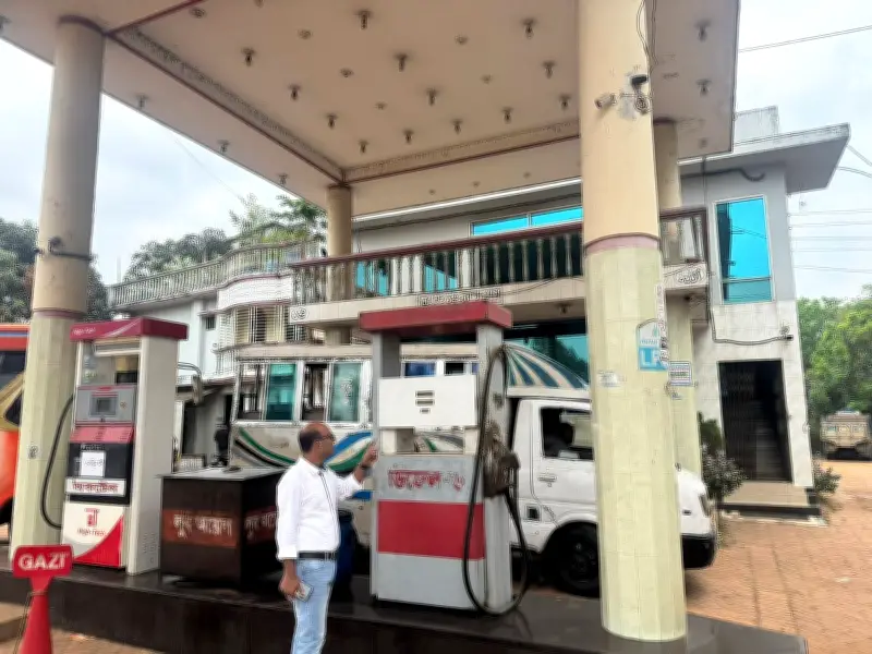 সীতাকুণ্ডে পেট্রলপাম্প তদারকিতে ট্যাগ অফিসারদের নিয়োগ, অনিয়মে জরিমানা