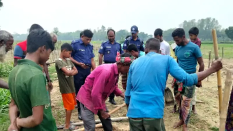 নওগাঁর পটোলখেতে মাটির নিচ থেকে উদ্ধার ৩২৫টি পুরনো গুলি