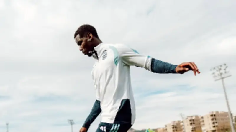 পল পগবার আর্জেন্টিনা জার্সি পরা অনুশীলন: ফেরার লড়াইয়ে ফুটবল তারকা