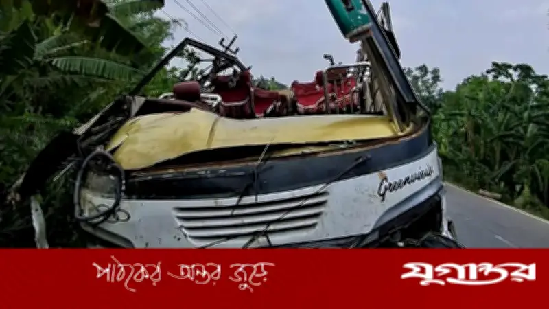 গৌরনদীতে বাস দুর্ঘটনায় নারী নিহত, আহত ১০