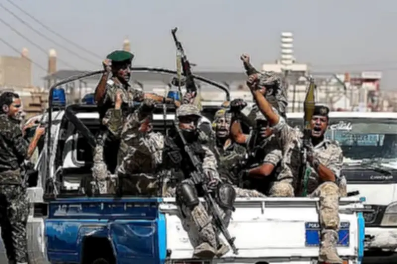 ইরানের কৌশলে হুতিদের হামলা: মার্কিন নৌবহরের চলাচল রোধের চেষ্টা