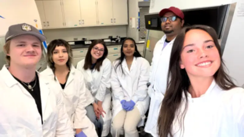 প্রবাসে ঈদ: ল্যাবের চাঁদরাতে মেহেদি, একাকিত্ব আর বৈশ্বিক মুসলিম সম্প্রদায়ের অনুভূতি