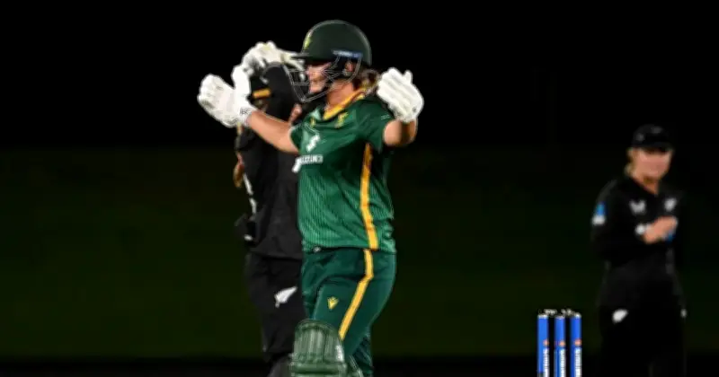 দক্ষিণ আফ্রিকার কায়লা রেনেকে: ওয়ানডে অভিষেকে ছক্কায় নাটকীয় জয় ও বিরল বিশ্বরেকর্ড