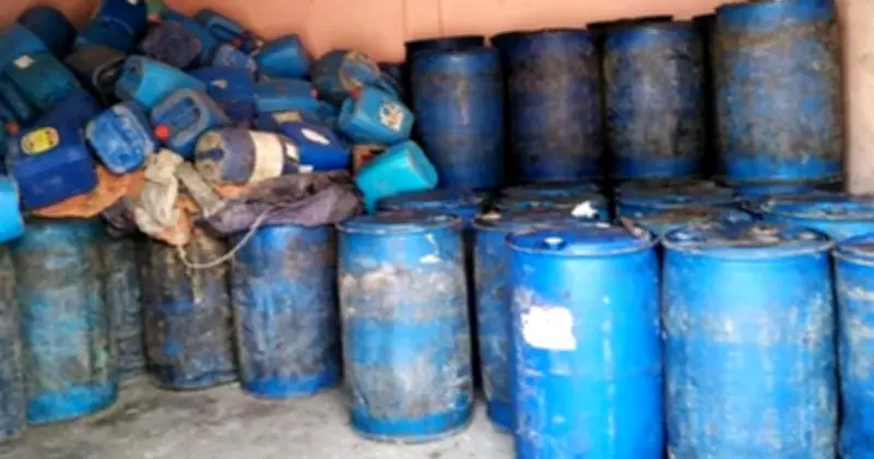 পাবনায় অবৈধ জ্বালানি তেল পাচার রুখে দিলেন স্থানীয়রা, আটক ২৪০০ লিটার