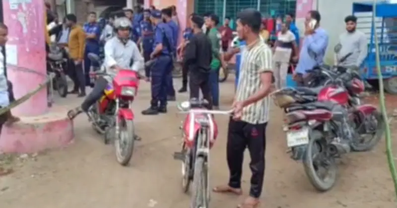 গাইবান্ধায় মোটরসাইকেলের তেল শেষ, বুদ্ধি খাটিয়ে সাইকেলে করে ট্যাংকি নিয়ে গেলেন যুবক