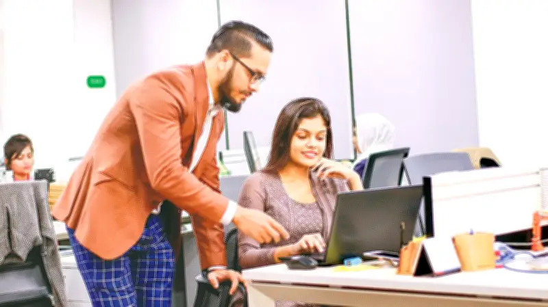 অফিসের গালভরা ইংরেজি বুলি: চটকদার শব্দের আড়ালে লুকানো বিপদ