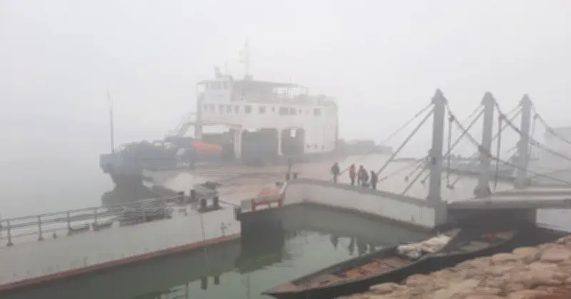 ঘন কুয়াশায় রাজবাড়ী ও মানিকগঞ্জের নৌপথে তিন ঘণ্টা ফেরি চলাচল বন্ধ
