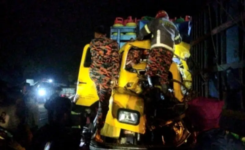 ঘোড়াঘাটে সড়ক দুর্ঘটনায় ট্রাকচালকের সহকারী নিহত, চালক আহত