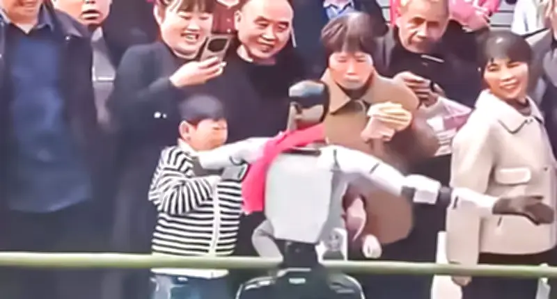 চীনে রোবটের নাচের মাঝে শিশুর গালে চড়, নিরাপত্তা নিয়ে উদ্বেগ