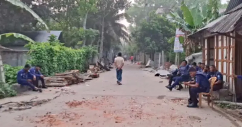 মাদারীপুরে কিশোর গ্যাং সংঘর্ষ: শতাধিক ককটেল বিস্ফোরণ, ১৫ ঘরবাড়ি ভাঙচুর