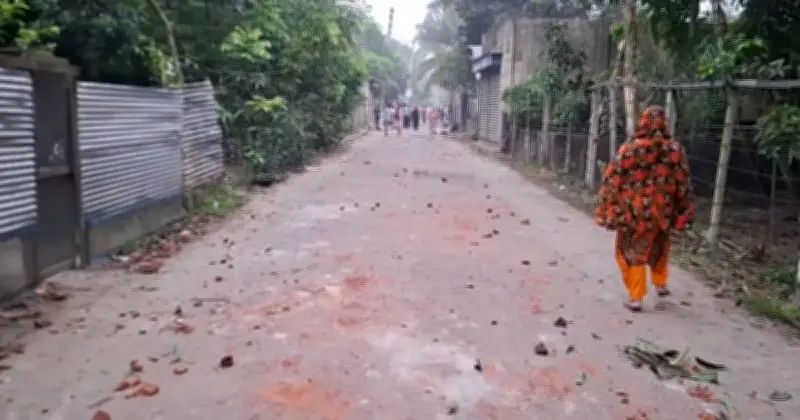 মাদারীপুরে দুই গ্রুপের সংঘর্ষে শতাধিক ককটেল বিস্ফোরণ, ১৫টি ঘরবাড়ি ভাঙচুর