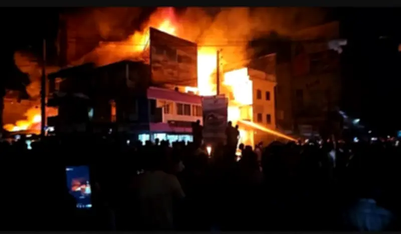 সুনামগঞ্জ পৌর শহরে ভয়াবহ অগ্নিকাণ্ড: ১২ দোকান পুড়ে ছাই, কোটি টাকার ক্ষতি
