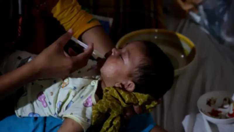 হামে আক্রান্ত শিশুদের চিকিৎসা সংকট: হাসপাতালে রোগী বাড়ছে, মেঝেতে চিকিৎসা চলছে