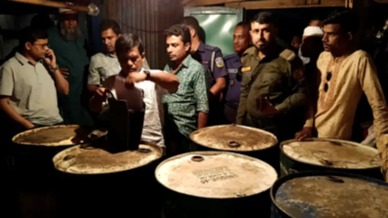 নেত্রকোনায় অভিযানে ৮০০ লিটার পেট্রল জব্দ, দেশজুড়ে জ্বালানি তেলের অবৈধ মজুত উদ্ধার